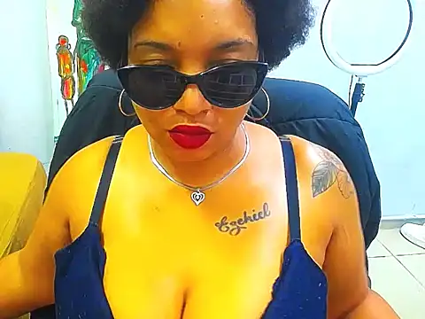 BigFluff33 Adlı Modelin Canlı XXX Sohbeti