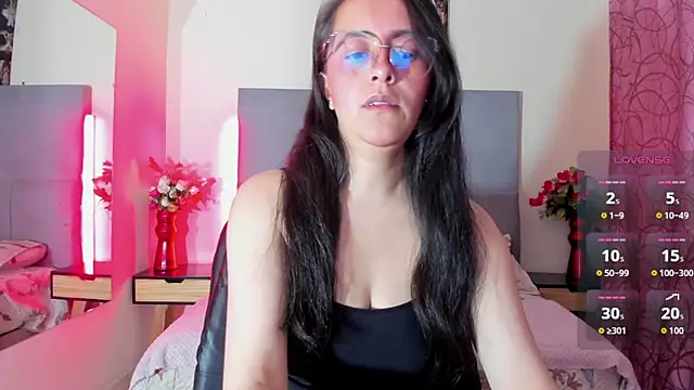 cristina_whitee Show in webcam