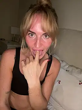 LolaFitSweat's Live XXX Chat