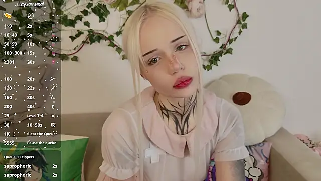 צ'אט XXX בשידור חי של CloudyUniasia