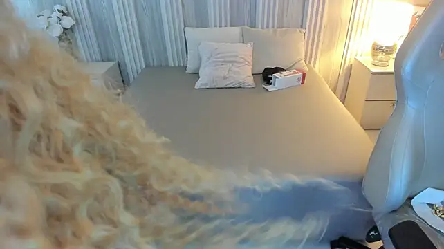 CurlyMamii's Webcam Show