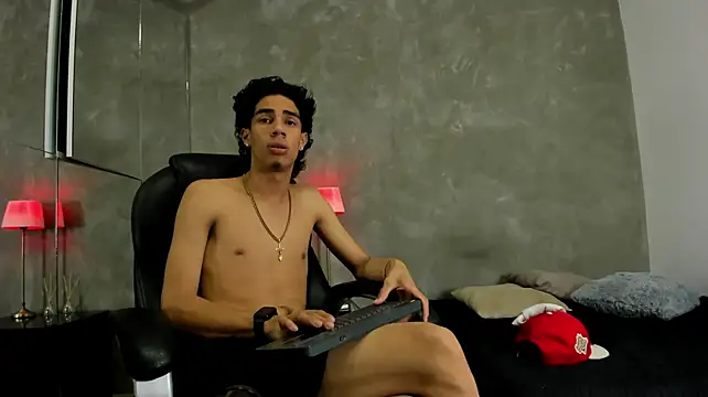 Show modela Elian_jones na web-kameri
