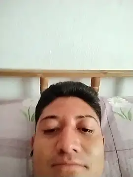 LittlePiggie666: διαδικτυακό σόου στην κάμερα