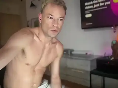 Show modela PureeedKirgizia na web-kameri
