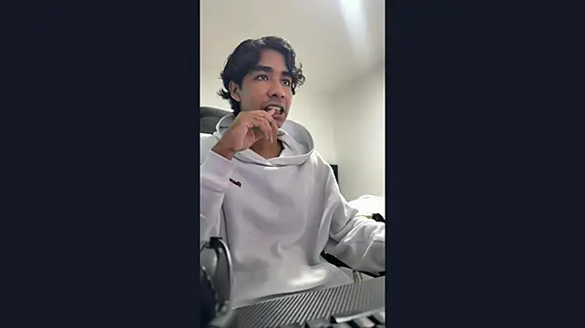 jimmy_truee: διαδικτυακό σόου στην κάμερα
