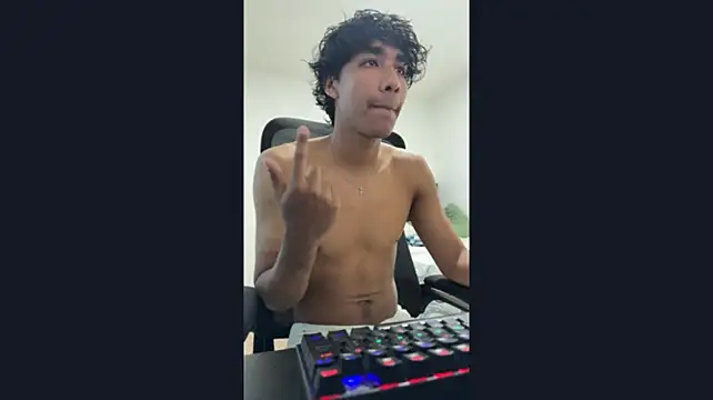 jimmy_truee: διαδικτυακό σόου στην κάμερα
