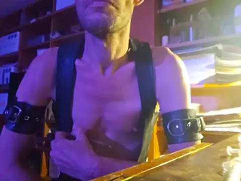 Pokazy przed kamerką – LeatherStudNL