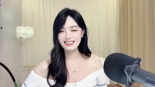 צ'אט XXX בשידור חי של LiLy0608