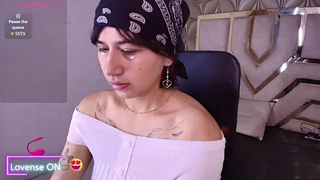 Show modela Narastorn na web-kameri