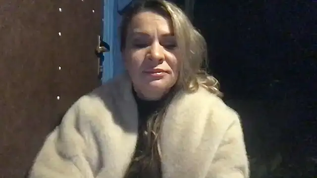 XXX chat uživo modela Tavonira