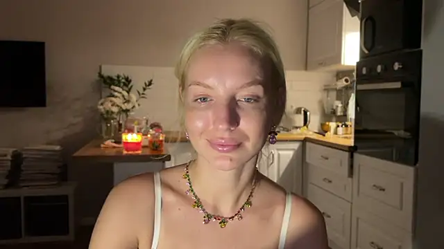 MauiBee live XXX chat
