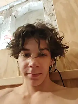 EmoWhiteBoy18: διαδικτυακό σόου στην κάμερα