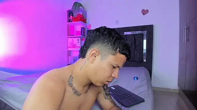 Show modela StevenSmith18 na web-kameri