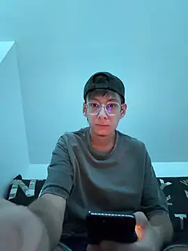 littleLucas_ Show in webcam