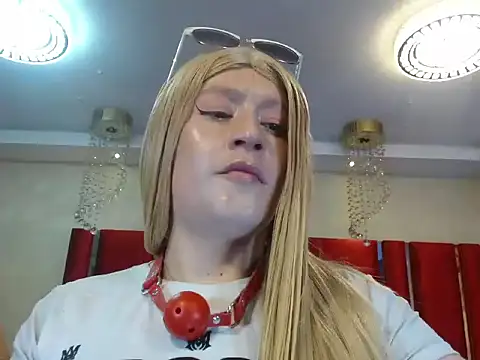 MEGANEVANS05: διαδικτυακό σόου στην κάμερα