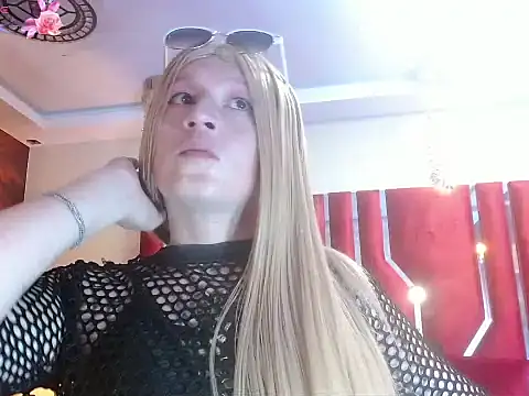 MEGANEVANS05: διαδικτυακό σόου στην κάμερα