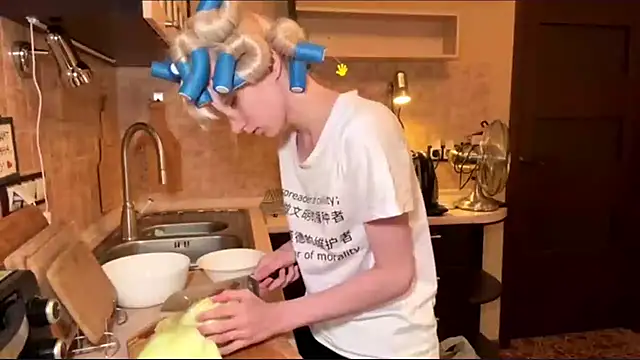 BlondilisのライブXXXチャット