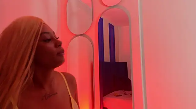 Chat +18 de ALESSIAMONROE_CR ao vivo