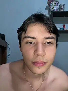 Show modela Aar_guts na web-kameri