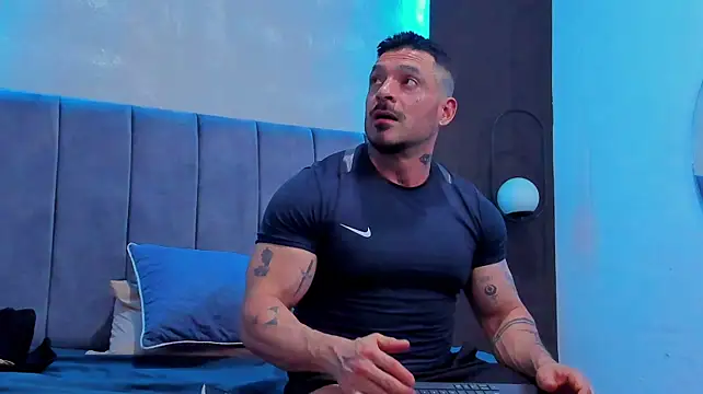 dennis__coxx: διαδικτυακό σόου στην κάμερα