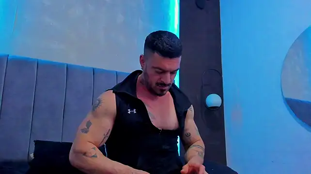 dennis__coxx: διαδικτυακό σόου στην κάμερα