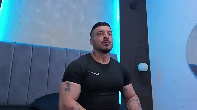 Pokazy przed kamerką – dennis__coxx