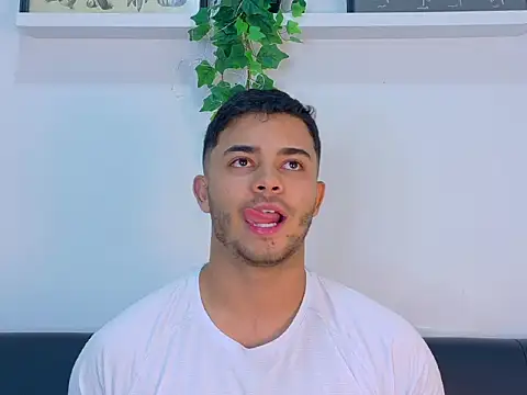 Show modela TylerWest_ na web-kameri