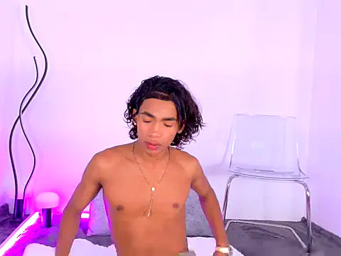 Show modela AlanCuute na web-kameri