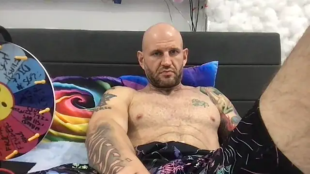 brianomally webkamerás műsora