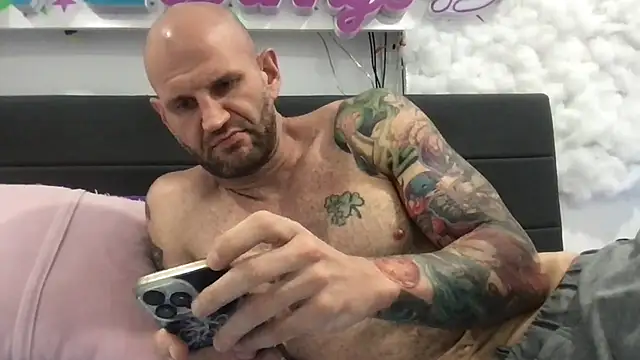 brianomally webkamerás műsora