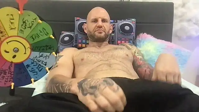 brianomally webkamerás műsora