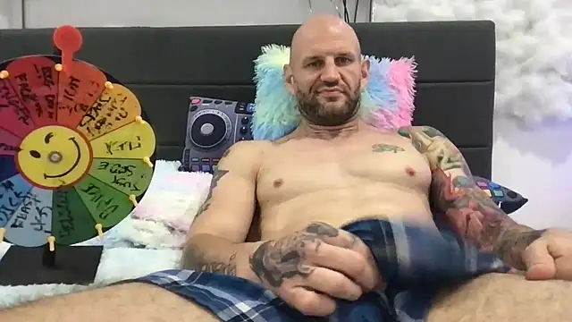 brianomally webkamerás műsora