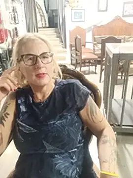 Pokazy przed kamerką – Bluevelvet_sexwife