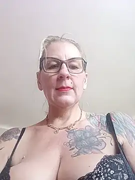 Show modela Bluevelvet_sexwife na web-kameri