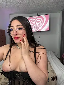 emily_cley_ Adlı Modelin Canlı XXX Sohbeti
