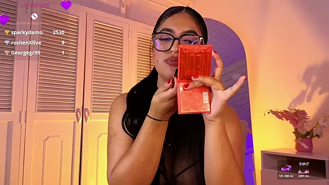 Sara_Blazee Show in webcam