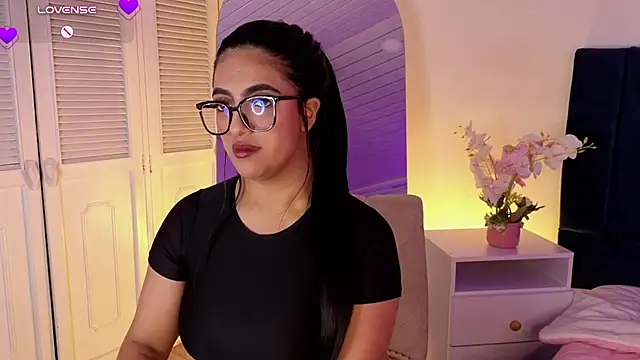 Sara_Blazee Show in webcam