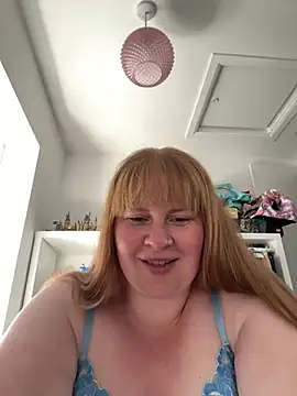 Curvy-GingeXX's Live XXX Chat