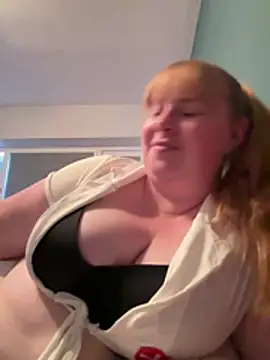 Show modela Curvy-GingeXX na web-kameri