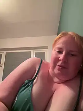 Show modela Curvy-GingeXX na web-kameri