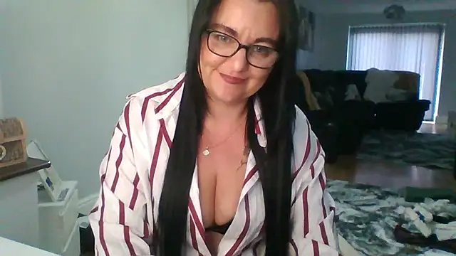 HousewifeAnna Show in webcam