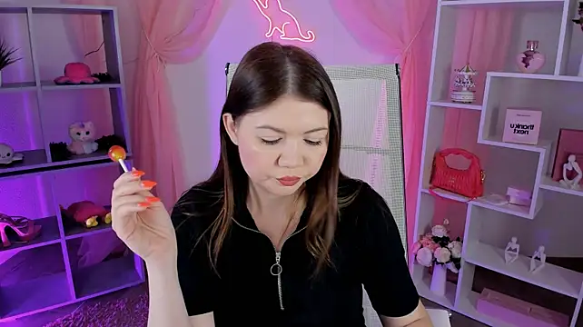 ElaraWynne's Webcam Show