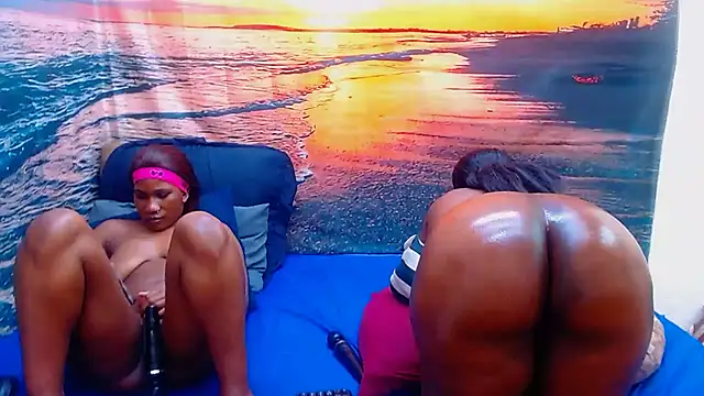 Show modela JUICYASSxx28 na web-kameri