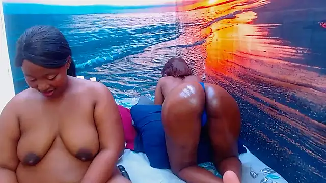 JUICYASSxx28 Show Webcam