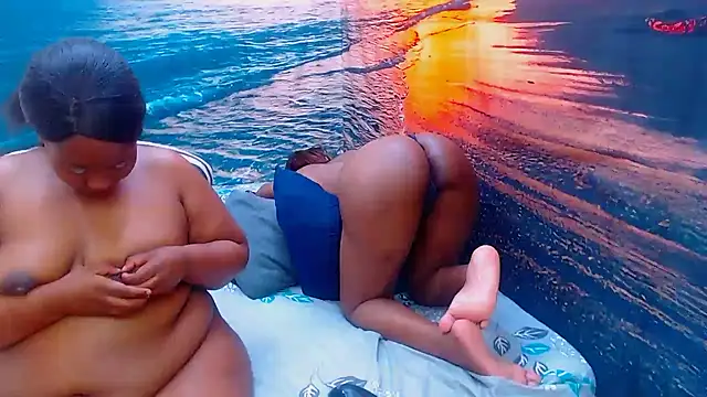 Pertunjukan Kamera Web JUICYASSxx28