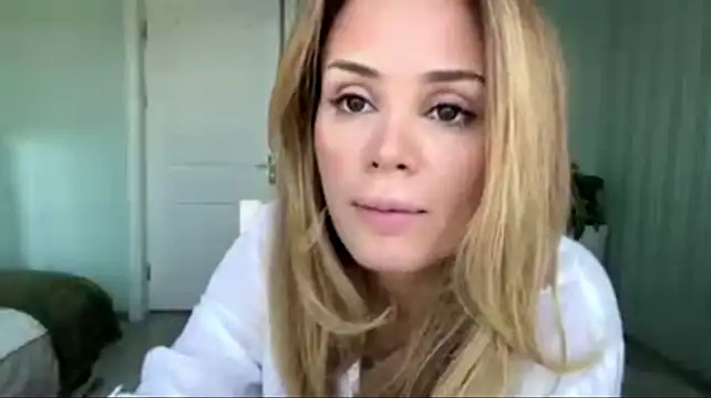 Show modela SayraPie na web-kameri