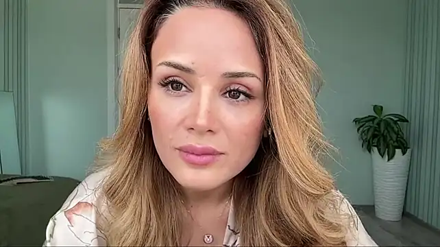 Show modela SayraPie na web-kameri