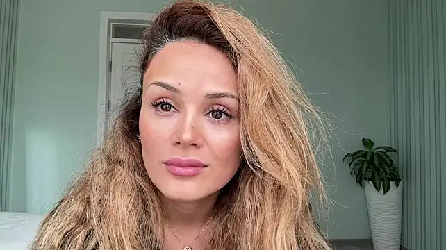 SayraPie Adlı Modelin Canlı XXX Sohbeti