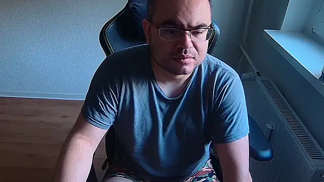 Latexboy893: διαδικτυακό σόου στην κάμερα