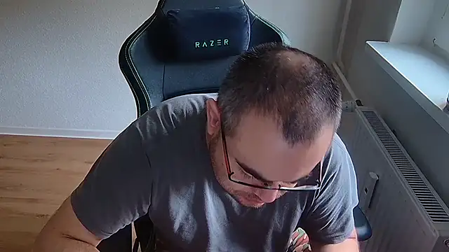 Latexboy893: διαδικτυακό σόου στην κάμερα